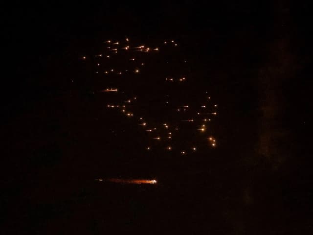 Raketenspuren am Nachthimmel über der israelischen Küstenstadt Netanja während eines iranischen Raketenangriffs am 18. März 2026 (Jack Guez/AFP)