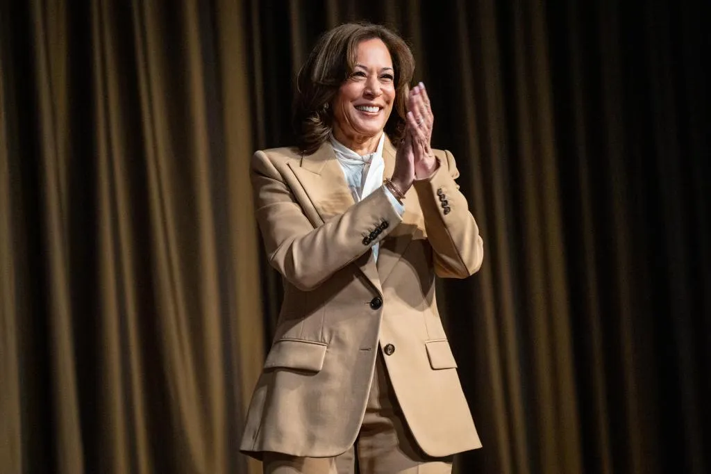 Kamala Harris spricht mit Reverend Al Sharpton während der National Action Network-Konvention in New York am 10. April 2026