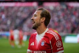 Spieler des FC Bayern München feiern nach dem Gewinn der Bundesliga gegen Stuttgart in München.