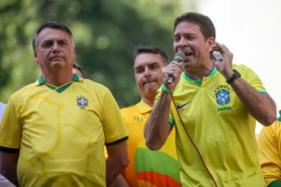 File photo showing Alexandre Ramagem and Jair Bolsonaro at a public appearance in Rio de Janeiro