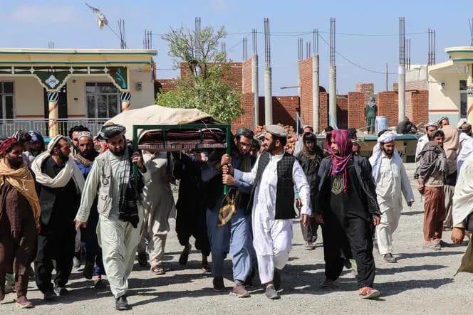 Afghanische Trauernde und Angehörige tragen den Leichnam eines Opfers der nächtlichen pakistanischen Bombardierung im Bezirk Gurbuz der Provinz Khost, 16. März 2026